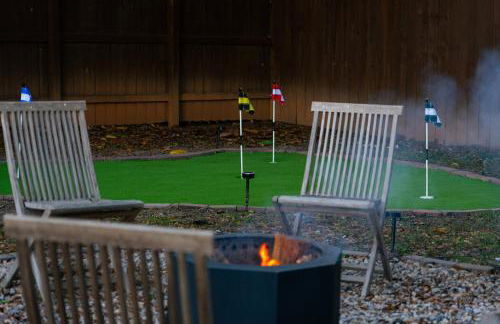 Speakeasy, Hot Tub, Putt Putt, Outdoor Theatre, 8 minutes from Downtown Greenville - Foto 17