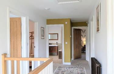 Coastal Whisper Sleeps 10 with Parking - Foto 2