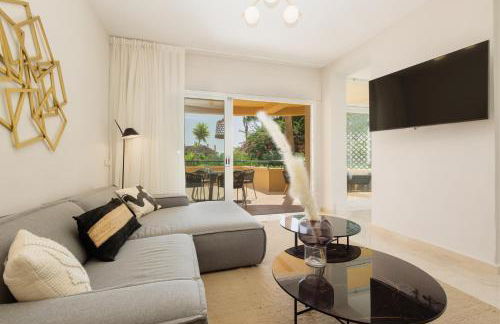 Luxurious frontline golf apartment in Elviria - Photo 21