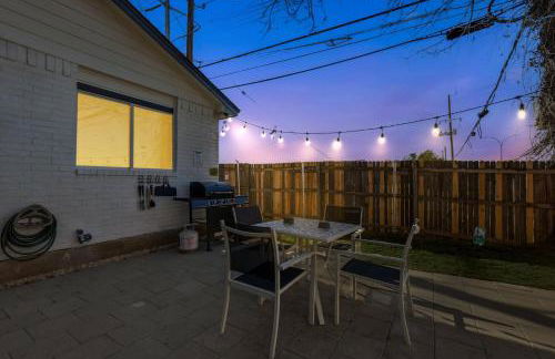 1BD 1BA Stylish Arlington Home w Backyard - Foto 22