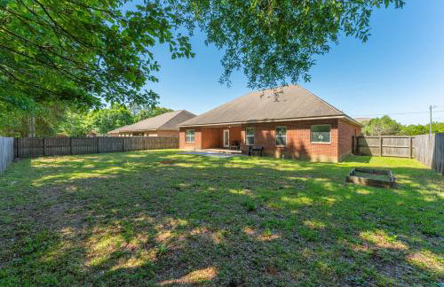 Cozy Retreat with Patio, Big Kitchen and Fishing Nearby - Foto 47