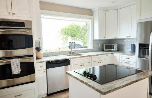 Waterfront Designer Retreat! Stunning Sunsets! Less than 5 minutes to the beach! - Foto 10