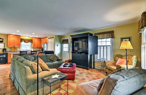 Traditional Marthas Vineyard Home with Porch and Yard - Foto 1