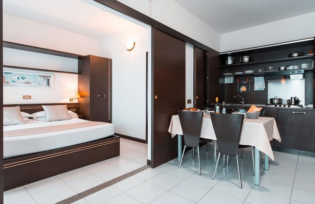 Tastefully Furnished Apartment Near the Sea - Photo 4