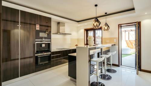 Beach Villa with Jacuzzi & Garage by HostWise - Foto 5