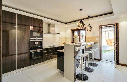 Beach Villa with Jacuzzi & Garage by HostWise - Foto 5