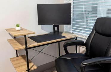 Stunning Lake Views | DART Train | Gym & Pool - Foto 17