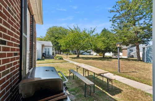 Cozy 2BR Condo - Beachside Bliss with Yard Space condo - Foto 22