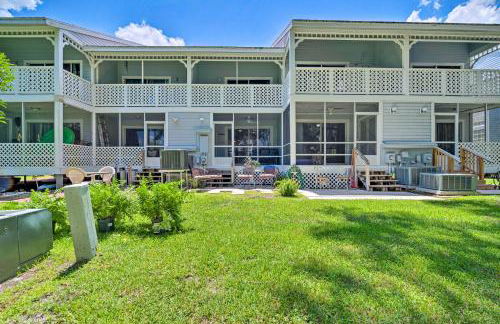Old Florida Setting with Kayaks and Fishing Poles - Foto 23