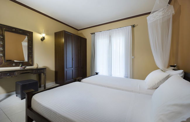 Private Polished Mansion w Private Pool Jacuzzi - Photo 19