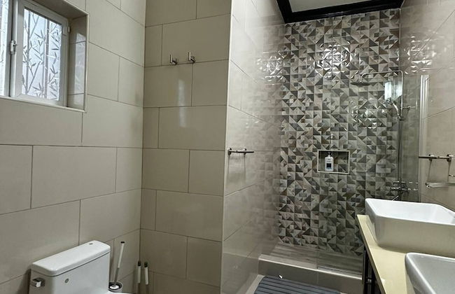 Luxury Living- Modern - Contemporary Home With Brand New Pool in Manor Park - Foto 15