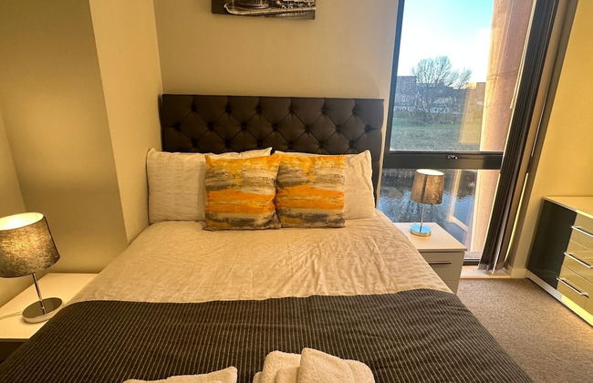 Adelphi Wharf Apartments by Beehosting - Photo 17