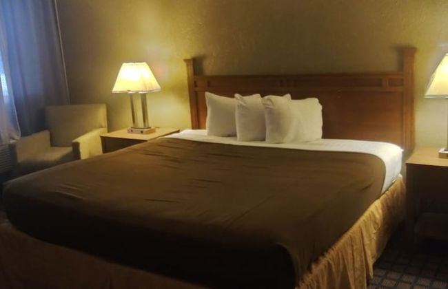 Silver Spur Vintage Inn & Suites - Photo 5