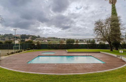 Elegant Riverfront Flat | Pool & Sports by Host Wise - Foto 49