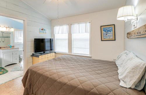 Oceanfront Gem with Rooftop Deck Steps to Sand - Foto 12