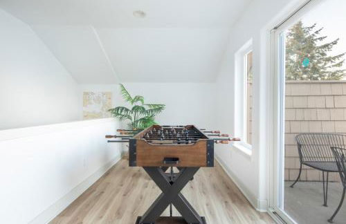 Modern retreat w/ stunning views & hot tub - Photo 12