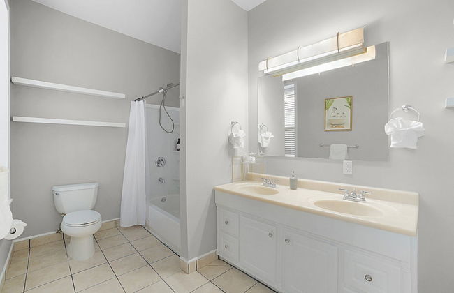 Spacious 3-Bedroom with King Bed - Photo 13