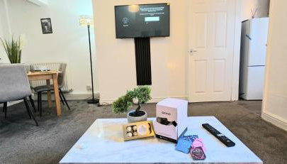 Elegant 3BR Family-Friendly - Sleeps 5 - Fast WiFi -Parking - Netflix - Photo 5