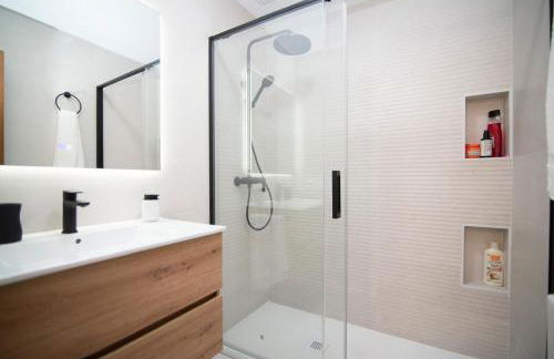 Stylish 3-Bedrooms Getaway with Terrace & Pool - Foto 13