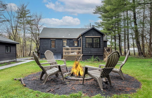 Charcoal Chalet by Avantstay A+ Design w/ Firepit - Foto 30