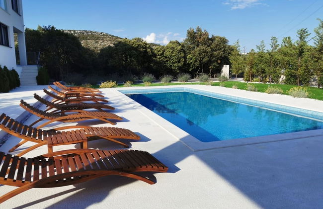 Modern Villa With Private Heated Pool and Lounge Area for a Relaxing Stay - Foto 11