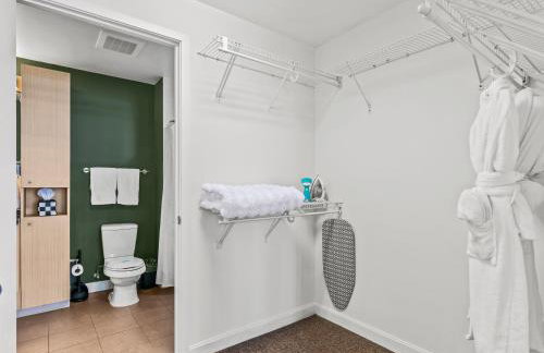 Downtown Dallas High Rise with Free Parking, Gym, Pool, City Views - Foto 12