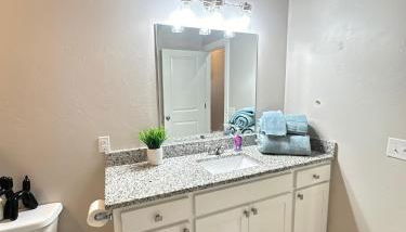 Luxury 3BR Townhome Stay - Foto 2