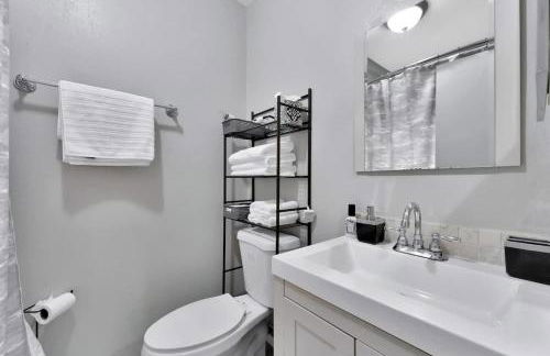 Family & Pet Friendly Getaway with Porch Fire Pit & Yard - Foto 39