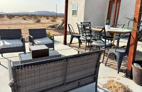 Serene Modern Home Backdoor with great WiFi, games, movies, patio seating and bbq Easy Access to North Joshua Tree National Park in 10 minutes - Foto 14