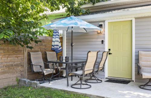 Chic 3BR Home with Fire Pit-Private Yard-Family Friendly - Foto 47