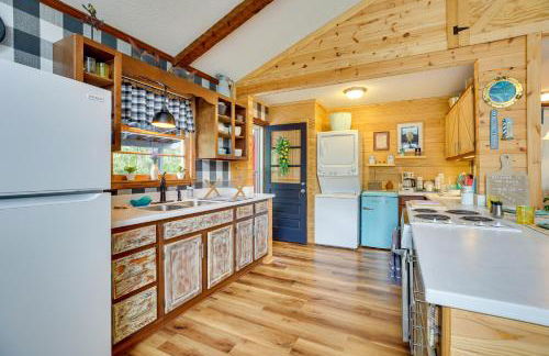 Oak Island Vacation Rental with Decks, Walk to Beach - Foto 9