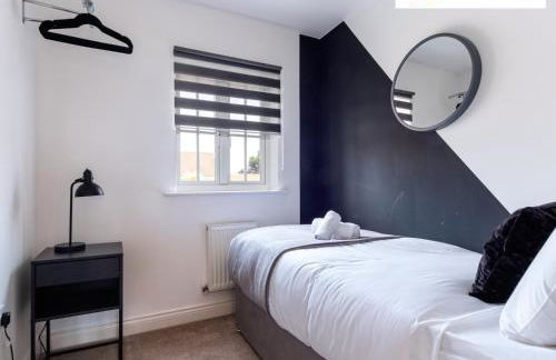 LONG STAYS 30pct OFF - Comfy 3 Bed House near City Centre - PS4 - PARKING By Klarok Short Lets & Serviced Accommodation - Photo 8