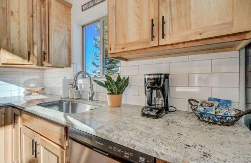 Rustic cabin charm w/ hot tub, arcade basketball - Foto 15