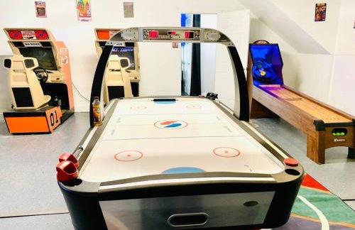 Stylish Lake home with HUGE POOL, Arcade with PS5,and Theater Just 5 min from Legoland - Foto 9