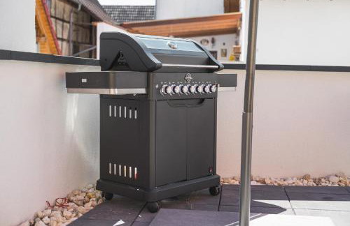 Golden Home with Barbecue, Yoga, Football Table - Photo 16