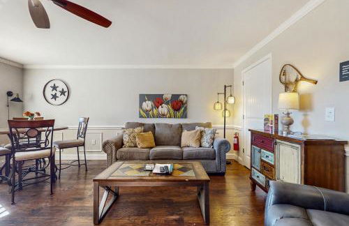 Pool and Riverfront! Couples Retreat in Smoky Mtns - Foto 6