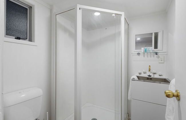 Newly Renovated Studio w Parking-Netflix - Photo 8