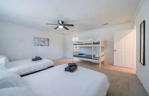 Bright and Spacious Home for w Pool -over 30 Nights- - Foto 36