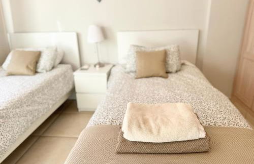 Villa Amorio a spacious modern getaway with a private heated pool & Sea Views - Foto 47