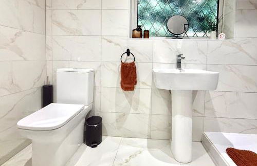 Winter Getaway - Luxury Bungalow w Games Room - Photo 49