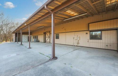 Spacious Ranch Style Home w Cinema Room - Foto 43