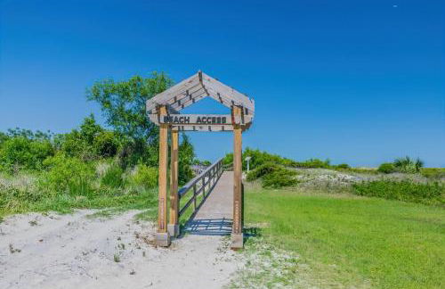 NEW LISTING! Two Bedrooms in A Building with Marsh and Ocean Views - Foto 4