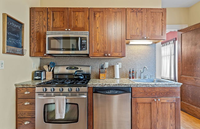 Uptown Urban Living - Photo 9