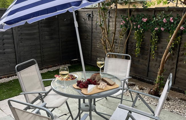 Elegant 3 Bedroom Flat with Garden Oasis - Photo 21