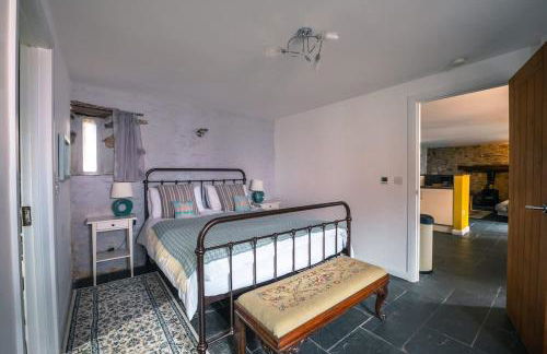 St Davids Hideaway with Roll-top Bath & Log Burner - Photo 15