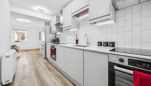 Modern & Cozy Private Double Room - Shared House by AltoLuxo Short Lets & Serviced Accommodation with Free WiFi & Parking - Foto 5