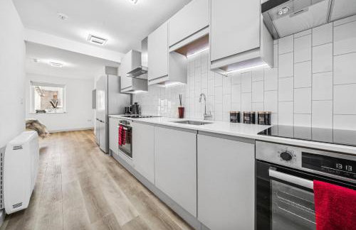 Modern & Cozy Private Double Room - Shared House by AltoLuxo Short Lets & Serviced Accommodation with Free WiFi & Parking - Foto 5