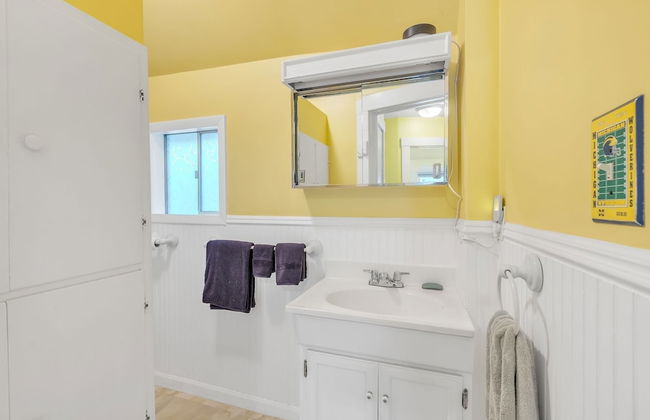 Unique Charmer: Outdoor Space & More Near Um 3 Bedroom Home by RedAwning - Foto 15