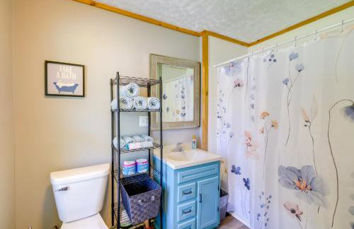 Wayland Retreat with Deck Walk to Downtown! - Foto 17