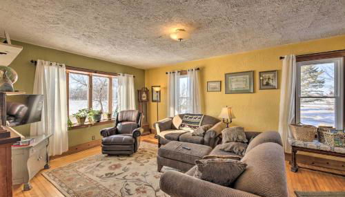 Quaint and Family-Friendly Watertown Farmhouse! - Foto 5